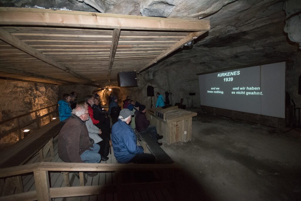 Filmvisning inne i Andersgrotta